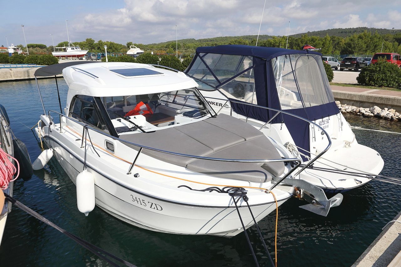 Motorni čoln Antares 8 OB Zadarska regija, Hrvaška 1