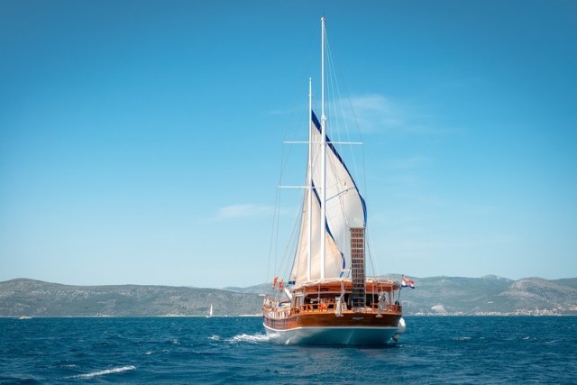 Dona charter yacht croatia